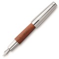 Eleganckie pióro wieczne Faber-Castell e-motion Pearwood z korpusem z brązowego drewna gruszy i chromowanymi wykończeniami.