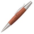 Elegancki długopis Faber-Castell E-Motion Pearwood Brown z korpusem z naturalnego drewna gruszy i polerowanymi, chromowanymi elementami.