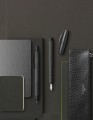 Nowoczesne czarne pióro wieczne Faber-Castell Essentio Aluminium wykonane ze szczotkowanego metalu.