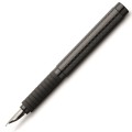 Nowoczesne pióro wieczne Faber-Castell Essentio Carbon z charakterystyczną strukturą włókna węglowego na korpusie.