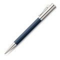 Luksusowy długopis Graf von Faber-Castell Tamitio Night Blue z granatowym, żebrowanym korpusem i srebrnymi, błyszczącymi elementami.