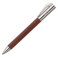 Elegancki długopis Faber-Castell Ambition Pearwood z korpusem z czerwonobrunatnego drewna gruszy i lśniącymi srebrnymi elementami.