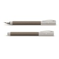 Czarne pióro wieczne Faber-Castell Ambition OpArt Black Sand z giloszowanym wzorem i srebrną skuwką.